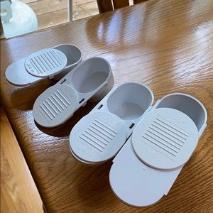 Plastic measuring cups